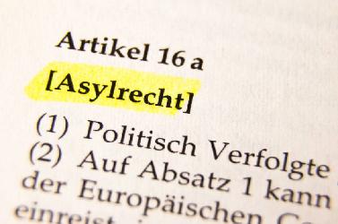 Textauszug über das Asylrecht, hervorgehoben in gelber Farbe. Artikel 16 a befasst sich mit politisch Verfolgten.